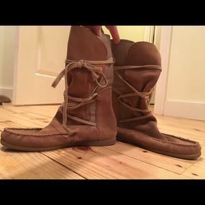 Sanuk sangria moccasin boots. Leather & canvas.